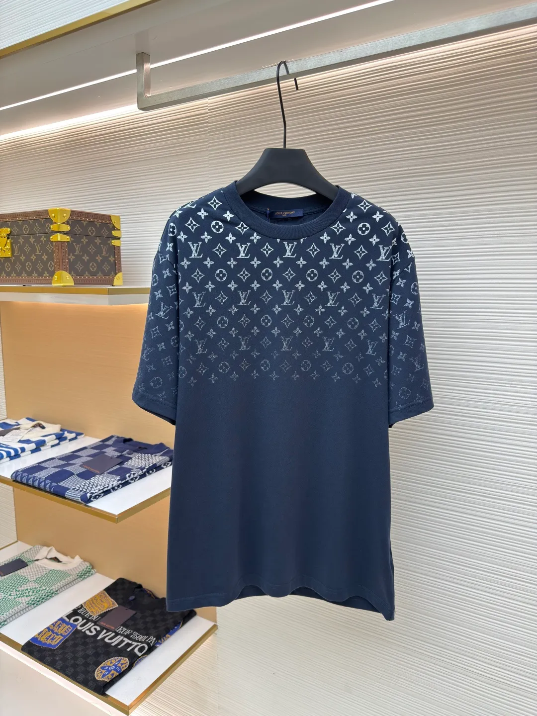 LOUIS VUITTON Gradient presbyopic T-shirt ●Authentic product: purchased and developed by 8450 ●Item number: 1680204-A10 ●Fabric: refined sulfur cotton fabric ●Technology: printing production ●Version: fitted version ●Weight: about 305 grams ●Size: XS-S-M-L ●Description: The fabric is made of 32s double-ply combed cotton compact siro-spun yarn, matched with 1*1 flat knitted cotton thread. The entire garment's front and rear panels, left and right sleeves, are printed with Kornit white ink digital direct injection. The first draft is made based on the Y-plate scanned pattern, and the clarity of the first draft is corrected by hand to ensure that the printed flower pieces have a gradient and orderly visual effect. The overall wiring is straight and delicate, the fabric is comfortable and soft, and the color is consistent without color difference. It can be matched with the same style to create a fashionable look and control various occasions. Customized accessories, complete with three standards, same style for men and women!